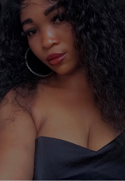 Adella from Nigeria, a real host on FoxChat